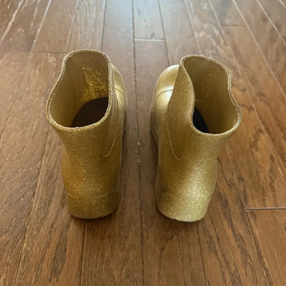 BOTTEGA VENETA Puddle Glitter Monobloc Chelsea Rubber Boots Gold Sz 39 EU/9 US
